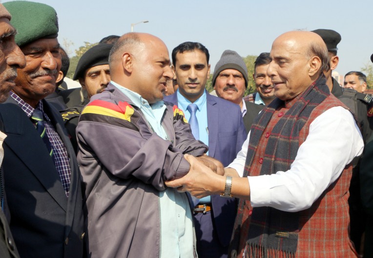रक्षामंत्री की सेवारत कर्मियों से मुलाकात