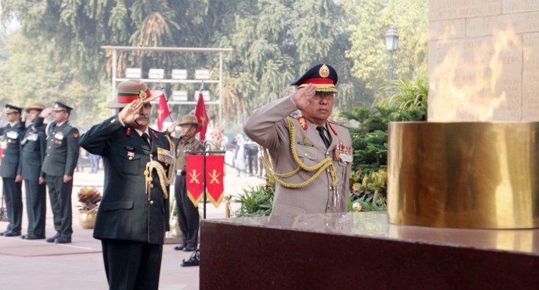 शहीदों को श्रद्धांजलि अर्पित