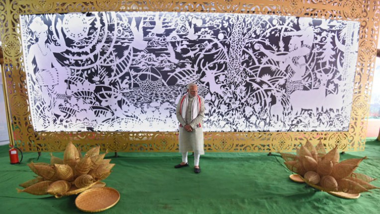 मणिपुर में प्रदर्शनी में मोदी