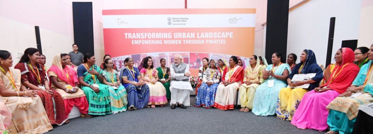 लाभार्थियों के साथ मोदी की बातचीत
