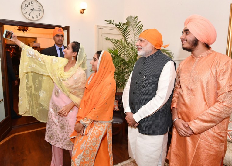 प्रधानमंत्री नरेंद्र मोदी के साथ सेल्फी