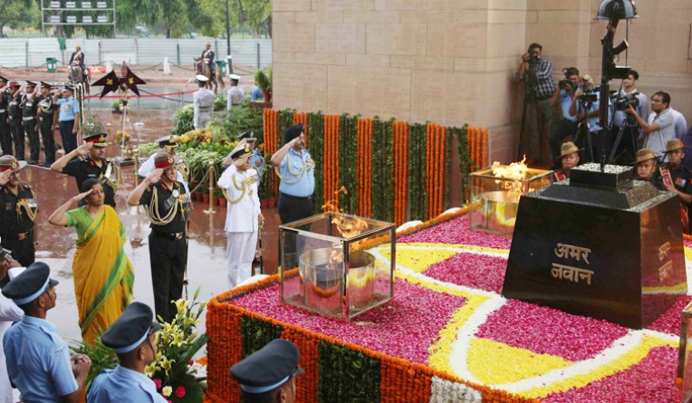 करगिल विजय दिवस पर सैनिकों को सलामी