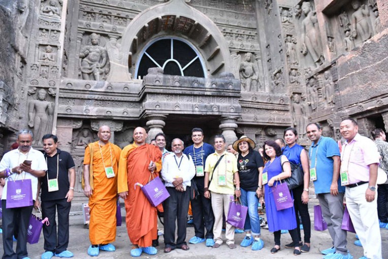 बौद्ध प्रतिनिधियों ने देखी अजंता गुफा