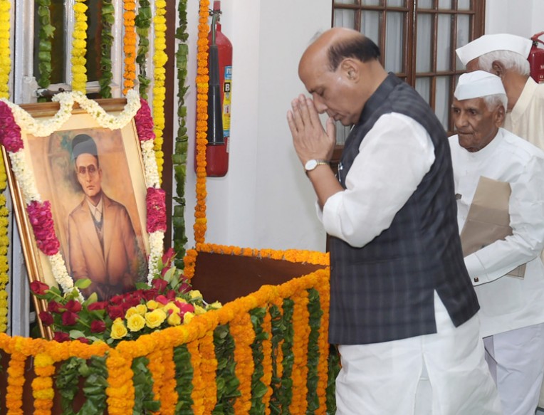 वीर सावरकर को श्रद्धासुमन अर्पित