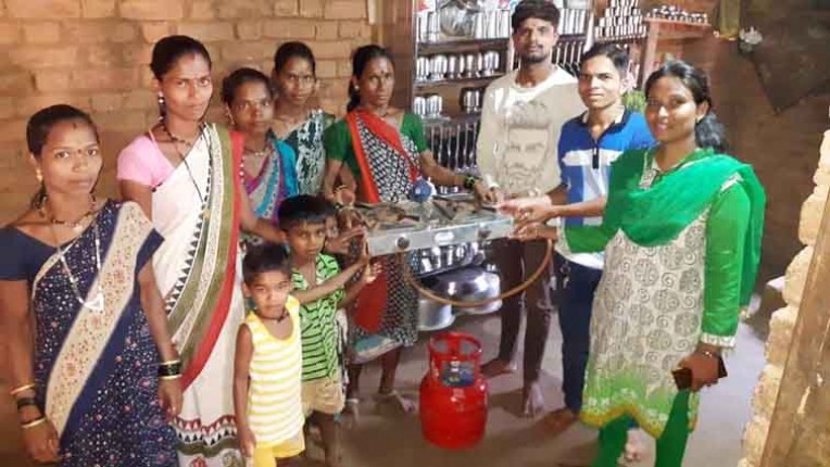 महिंद्रा ने बांटे एलपीजी कनेक्शन
