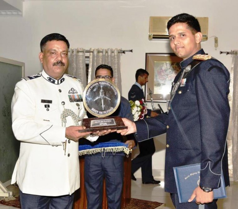 कैप्टन अवनीश को सर्वश्रेष्ठ फ्लाइंग ट्रॉफी
