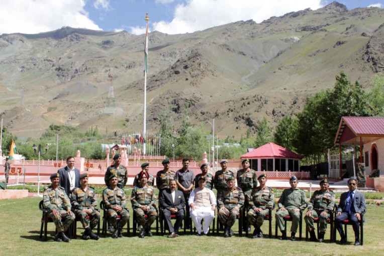 समूह तस्वीर में रक्षामंत्री