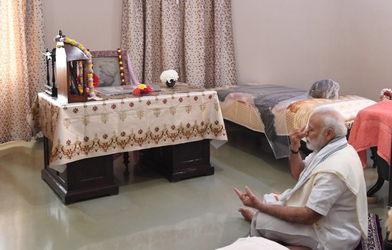 बेलूर मठ में प्रधानमंत्री