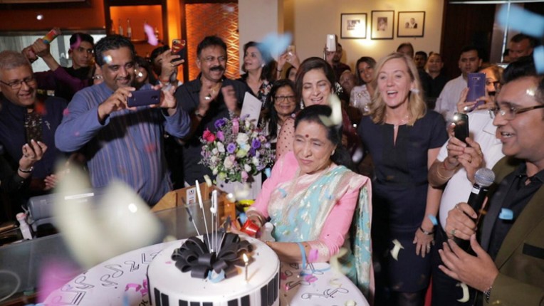 आशा भोसले ने दुबई में मनाया जन्मदिन