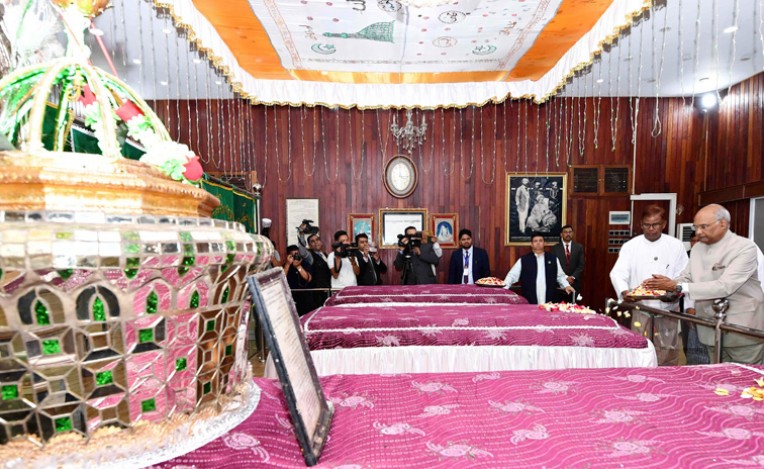 बहादुर शाह की मजार पर पुष्प अर्पित
