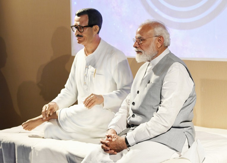 पंडित दीनदयाल के पास बैठे मोदी