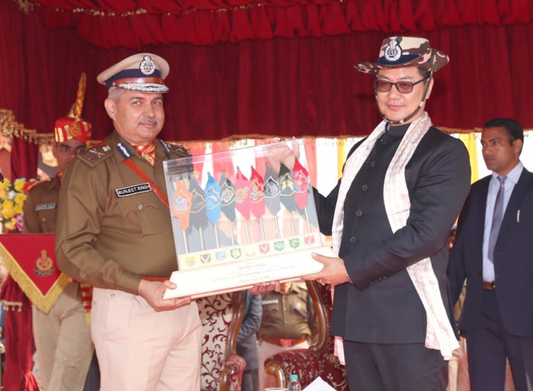 किरेन रिजिजू को प्रतीक चिन्ह भेंट