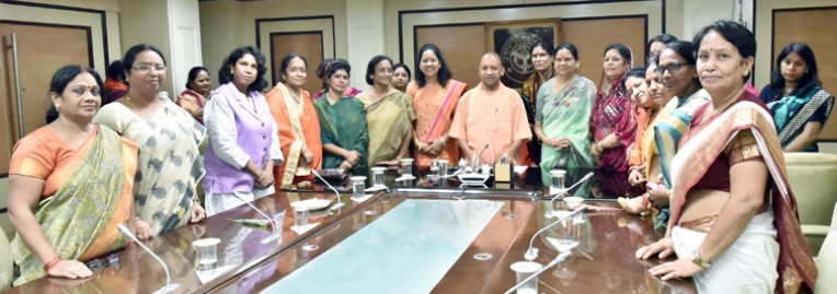 योगी से मिलीं राज्य महिला आयोग की सदस्य