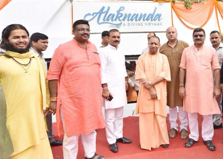 वाराणसी में अलकनंदा क्रूज का उद्घाटन