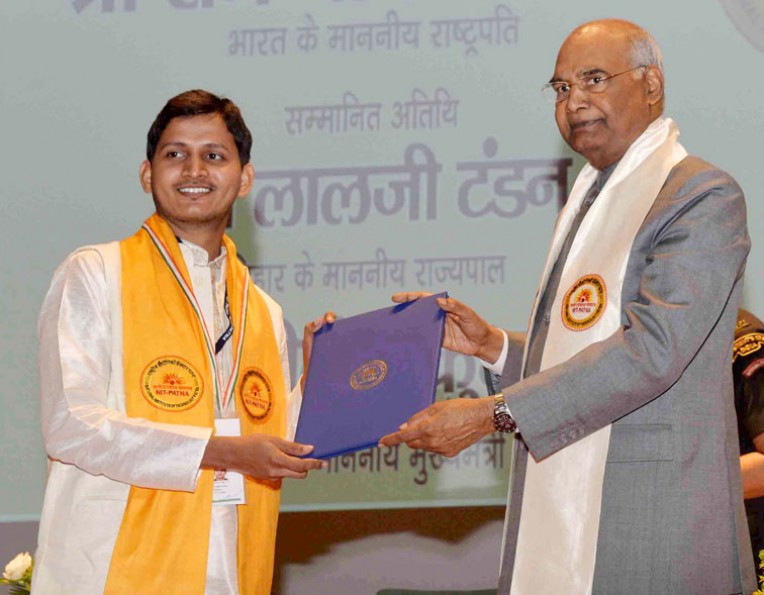 राष्ट्रपति ने दी छात्र-छात्राओं को डिग्री