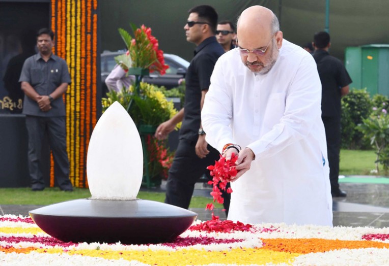 गृहमंत्री की अटलजी को पुष्पांजलि