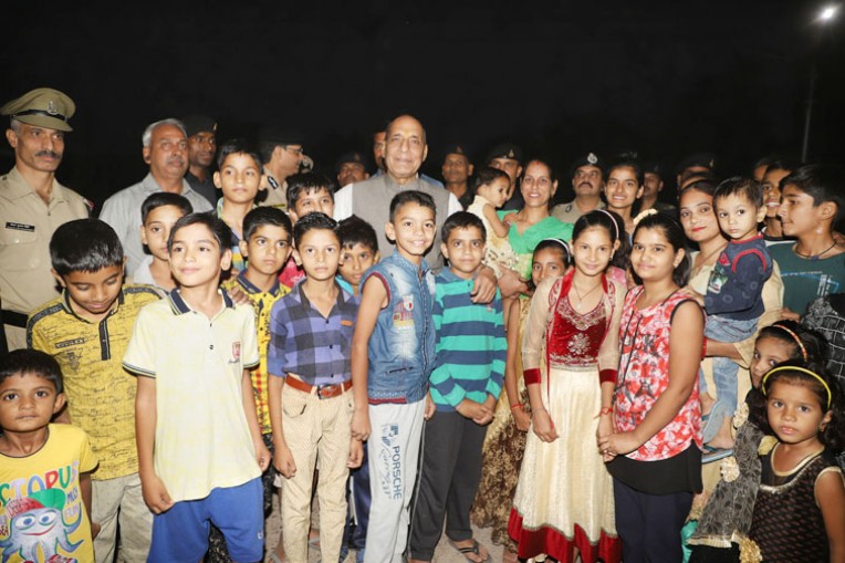 बीएसएफ परिवारों से मिले गृहमंत्री