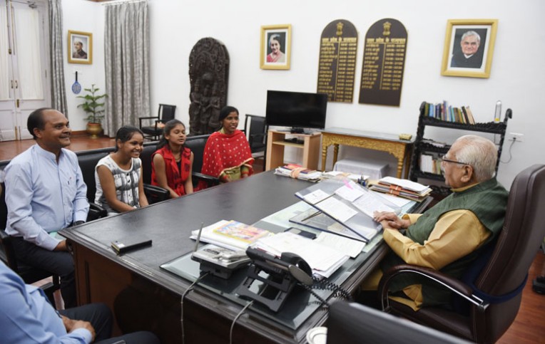 राज्यपाल से मिली जीनियस बहनें