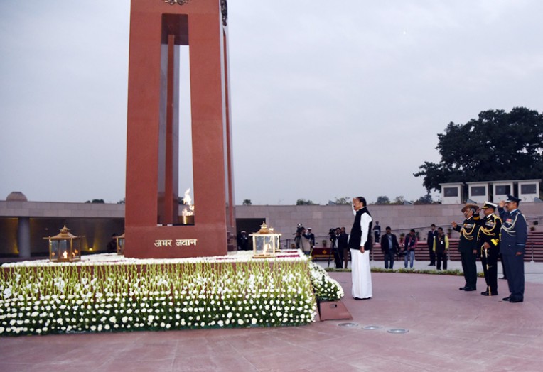 युद्ध स्मारक पर श्रद्धांजलि