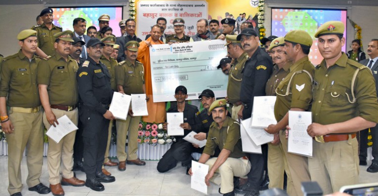 बहादुर बच्चे और पुलिस टीम सम्मानित