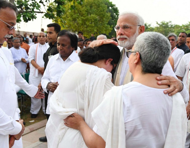 मोदी की अटलजी के परिजनों को सांत्‍वना
