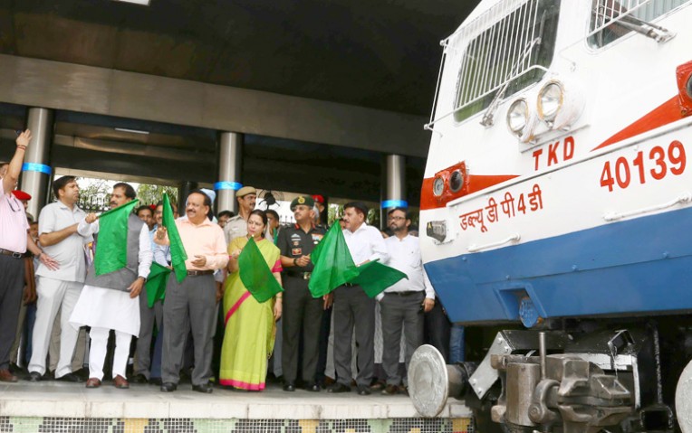 विनाइल आवृत रेल को हरी झंडी