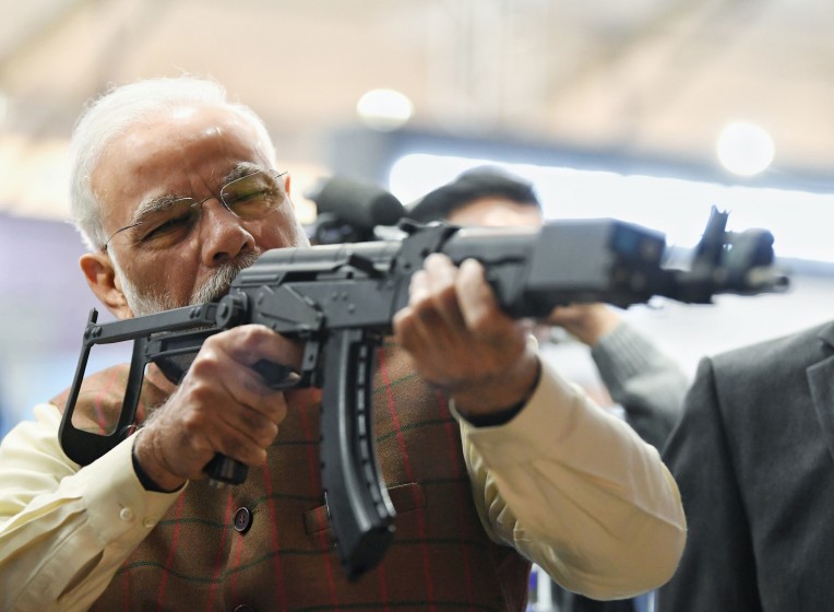 प्रधानमंत्री ने देखे रक्षा हथियार