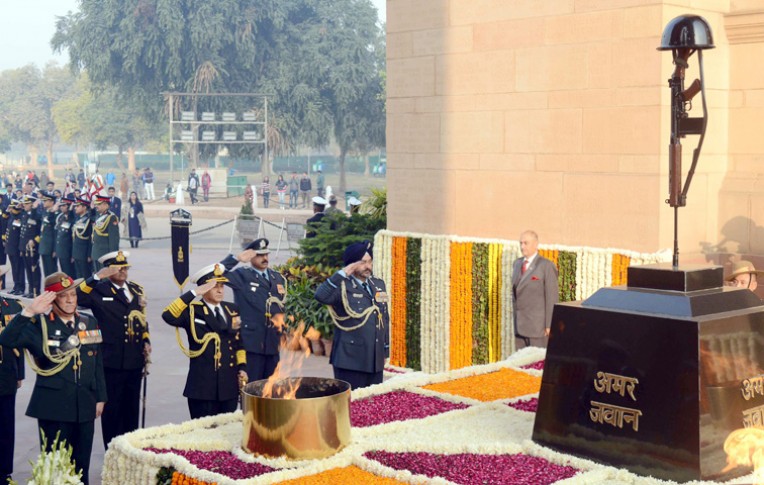 अमर जवान ज्योति पर श्रद्धांजलि