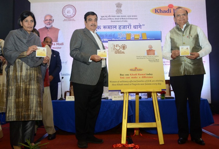 खादी रुमाल की बिक्री का शुभारंभ