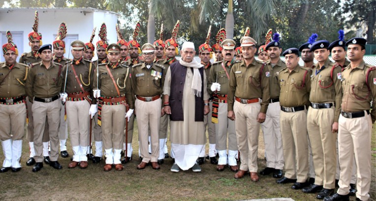 आरपीएफ कर्मियों के साथ सिन्हा