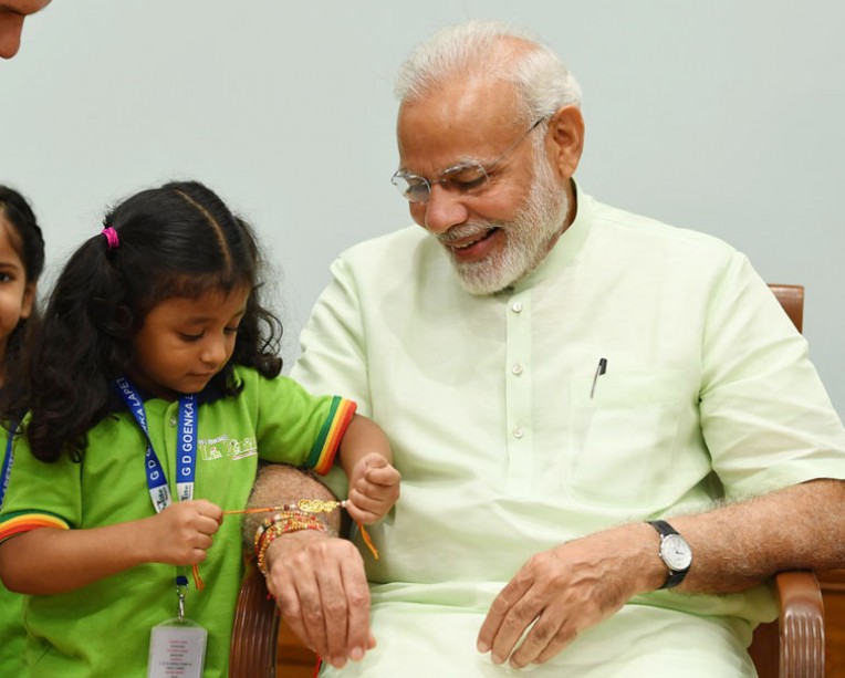 नन्हें-मुन्हें बच्चों ने बांधी मोदी को राखी