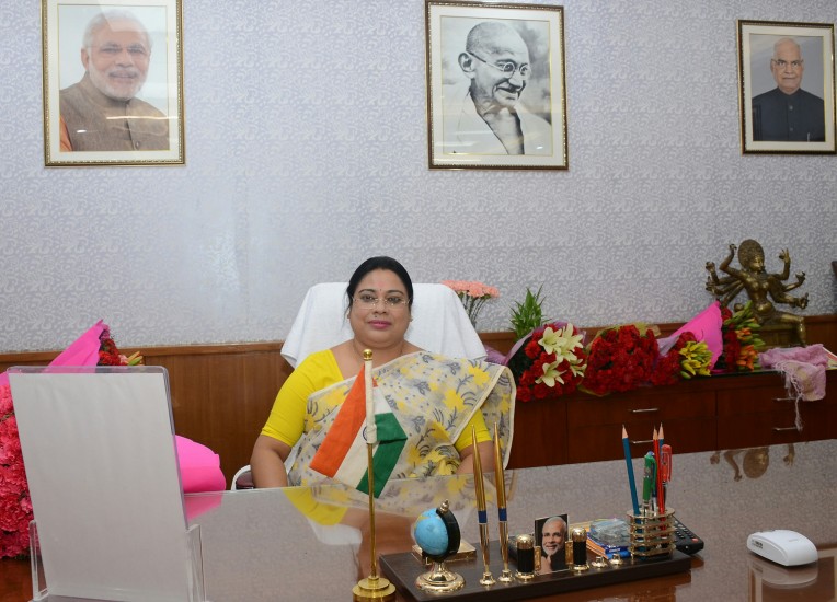 देबाश्री को राज्यमंत्री का पदभार