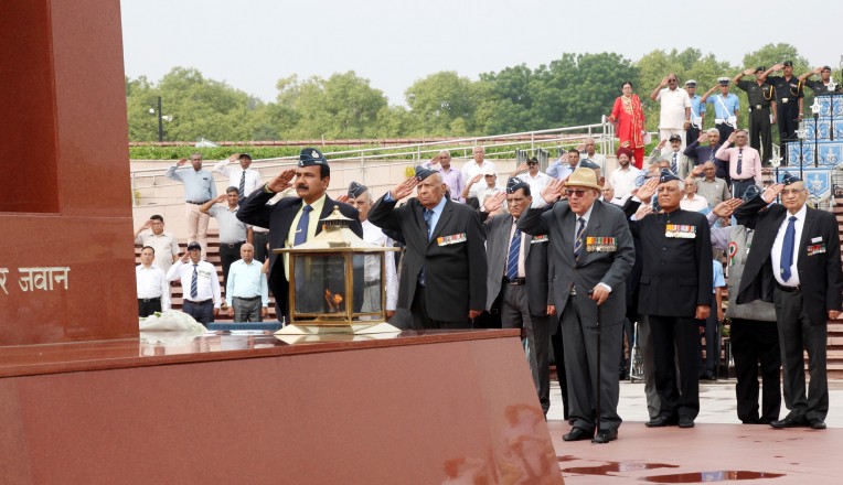 राष्ट्रीय युद्ध स्मारक पर श्रद्धांजलि