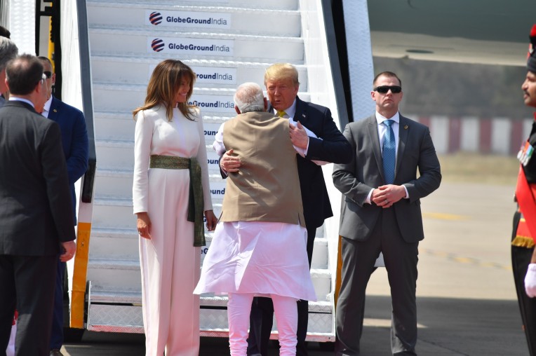 ट्रम्प के गर्मजोशी से गले लगे मोदी