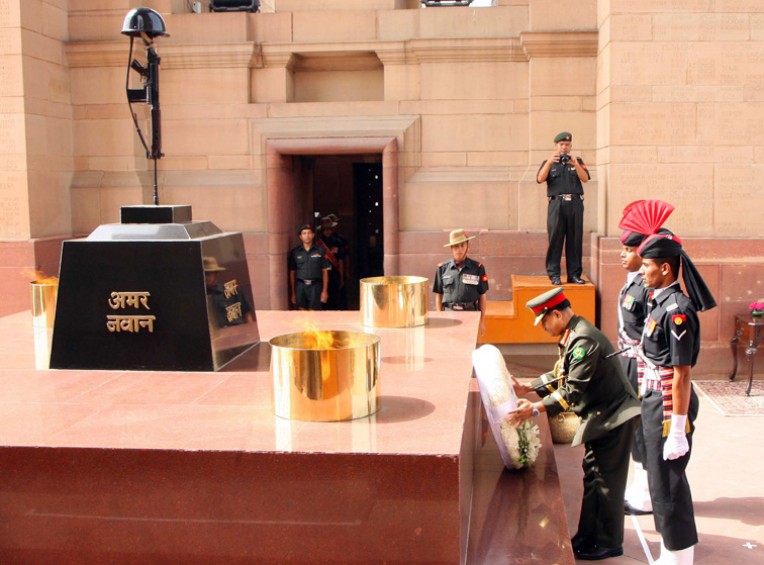 अमर जवान ज्योति पर माल्यार्पण