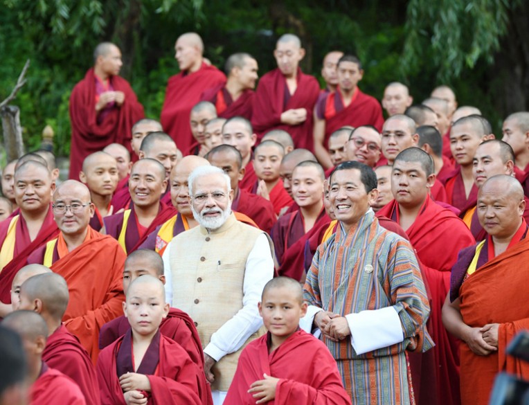 नरेंद्र मोदी की भिक्षुओं से मुलाकात