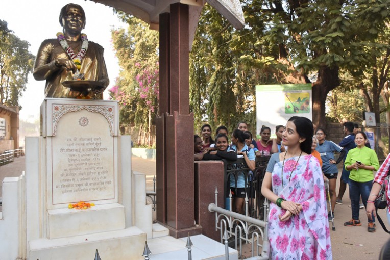 मीनाताई को निहारती अमृता राव