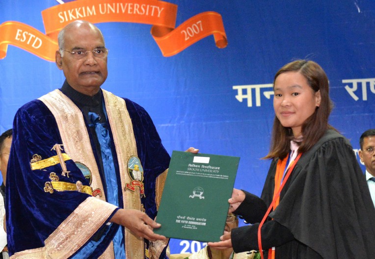 प्रतिभाशाली विद्यार्थियों को डिग्रियां