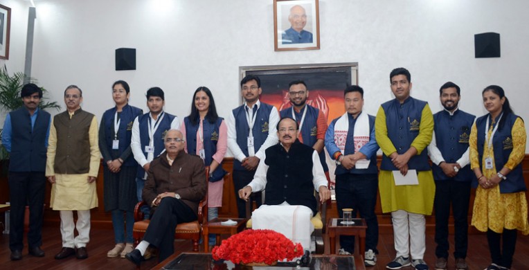 उपराष्ट्रपति से छात्रों की मुलाकात