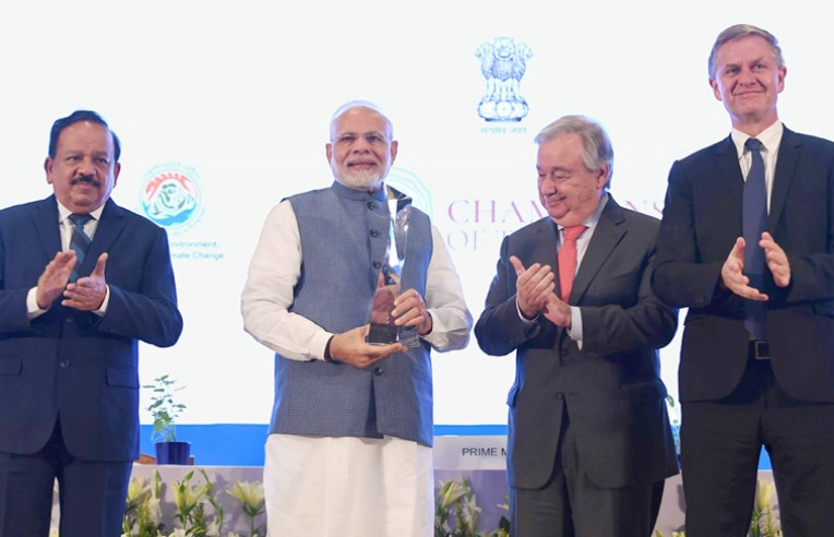 यूएन महासचिव ने मोदी को दिया अवॉर्ड