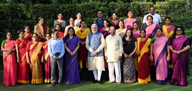आंगनवाड़ी कार्यकर्ताओं के बीच मोदी
