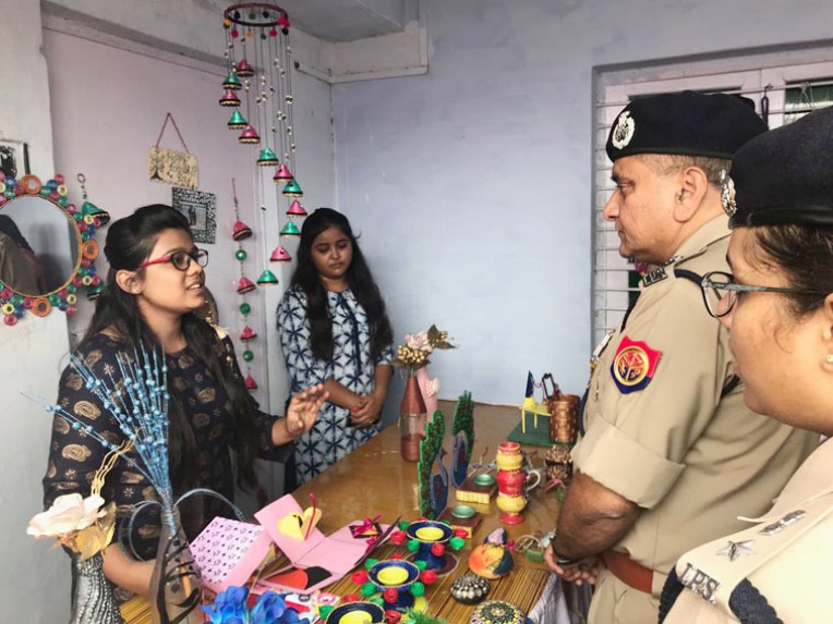 डीजीपी ने देखा बच्चों का आर्ट क्राफ्ट