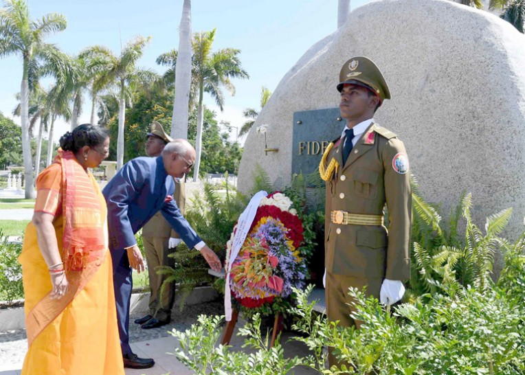 सांता इफिजिनिया समाधि पर श्रद्धांजलि