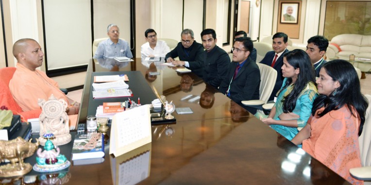 योगी से मिले विदेश सेवा के प्रशिक्षु