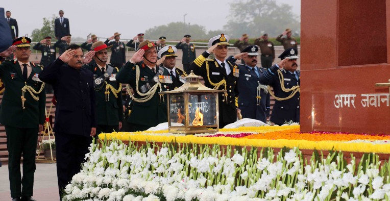 विजय दिवस पर शहीदों को सलामी