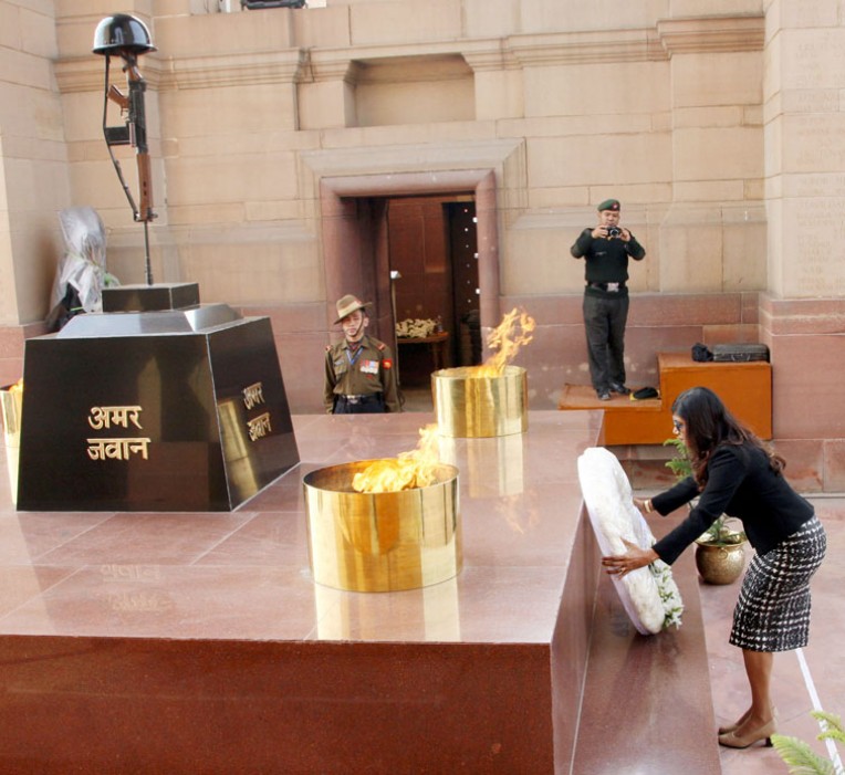 अमर जवान ज्योति पर माल्यार्पण
