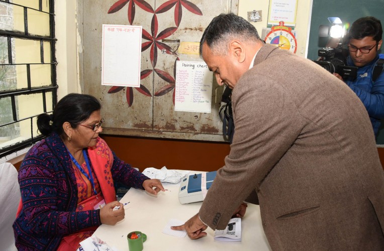 निर्वाचन आयुक्त ने किया मतदान