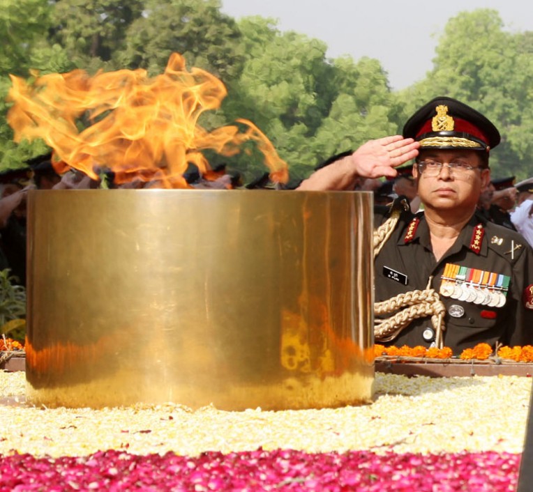 अमर जवान ज्योति पर श्रद्धांजलि
