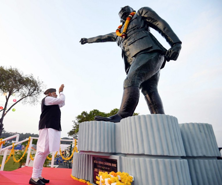 नेताजी को पुष्‍पांजलि