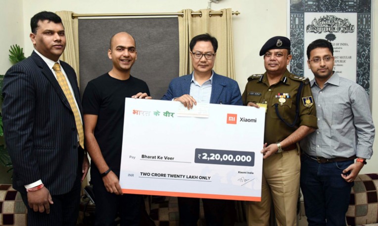 भारत के वीर कोष में योगदान